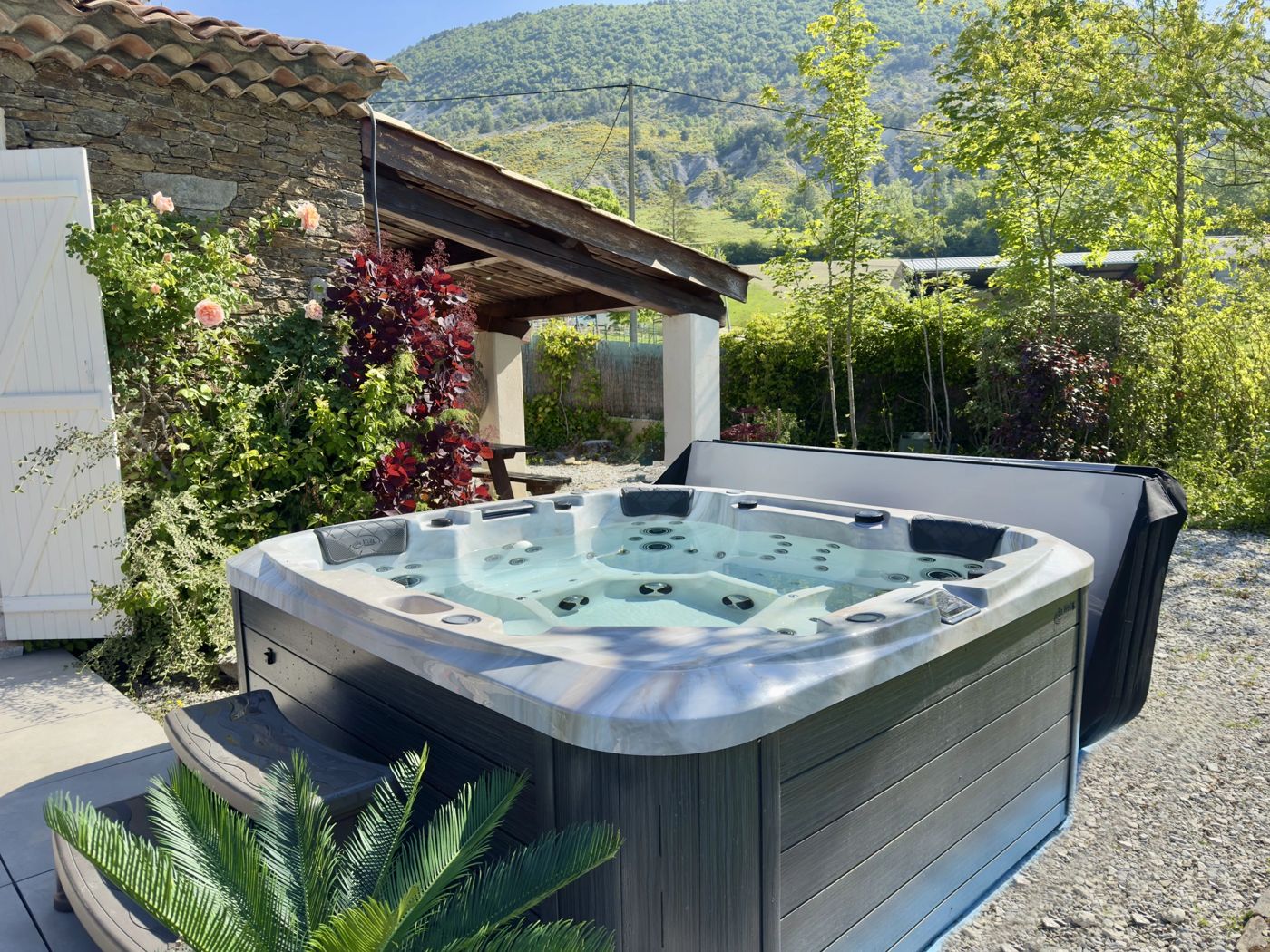 Spa jacuzzi installé en extérieur — réalisation DoctoSpa